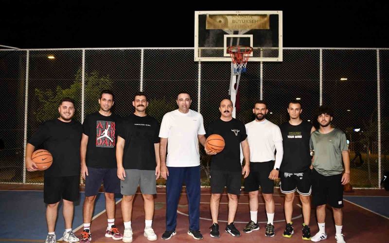 Belediye başkanı ve milletvekili, gençlerle basketbol oynadı
