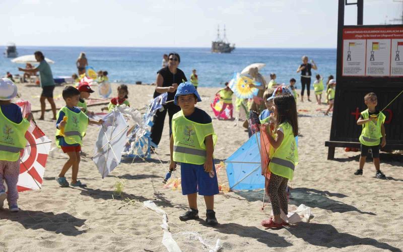 Alanya Belediyesi’nin minik öğrencileri sahilde doyasıya eğlendi
