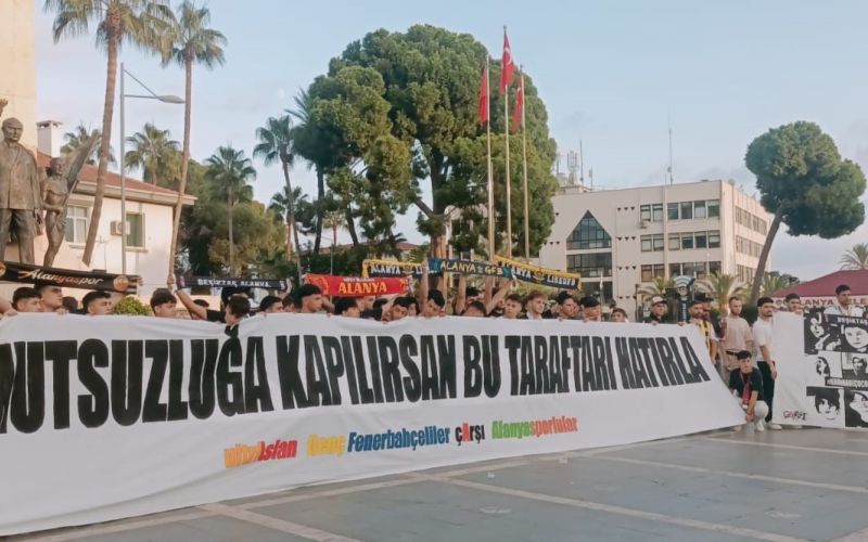 Taraftar grupları tek yürek oldu, kadına şiddete ’hayır’ dedi
