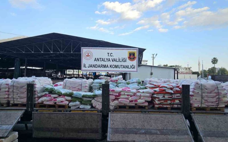 Antalya’da bir tırda 17 ton sahte gübre ele geçirildi
