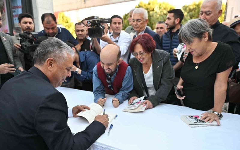 Muratpaşa Belediye Başkanı Ümit Uysal, yeni kitabını tanıttı
