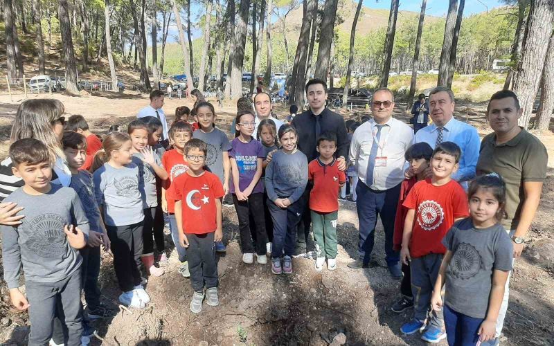 Kumluca’da Cumhuriyet’in 101. yılı anısına 450 fidan dikildi
