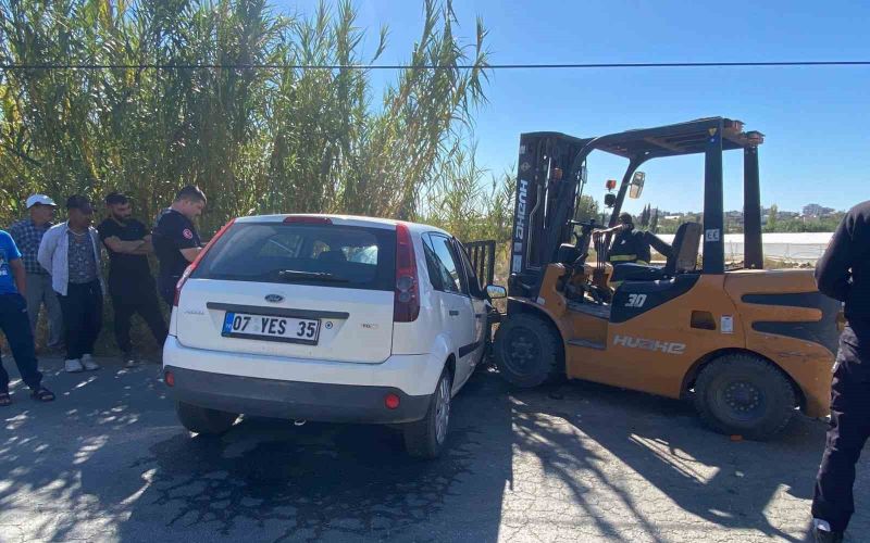 Serik’te forklift otomobilin motoruna saplandı, otomobil sürücüsü yaralandı
