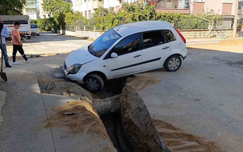 Otomobil kazılan çukura düştü
