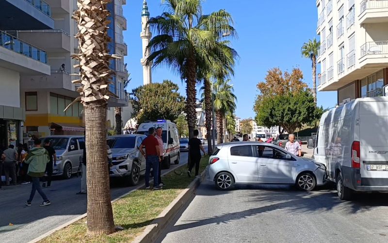 Manavgat’ta kamyonet ile otomobil çarpıştı: 2 yaralı
