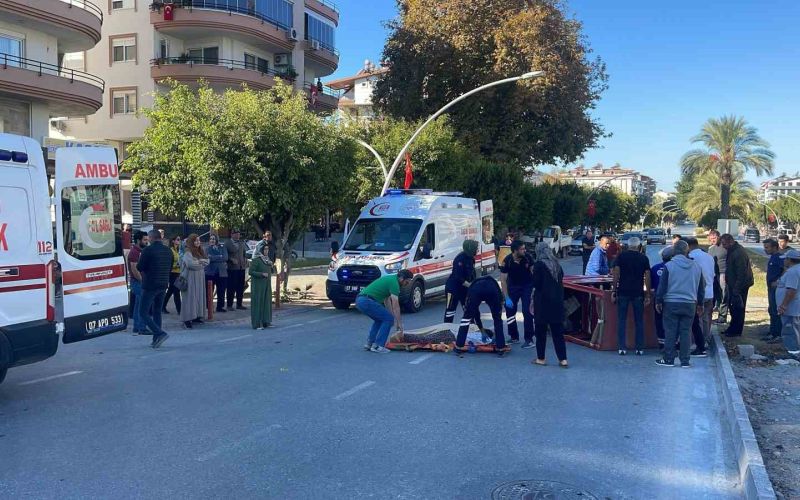 Otomobil, orta refüjdeki yaya geçidini kullanan akülü motosiklete çarptı: 2 yaralı
