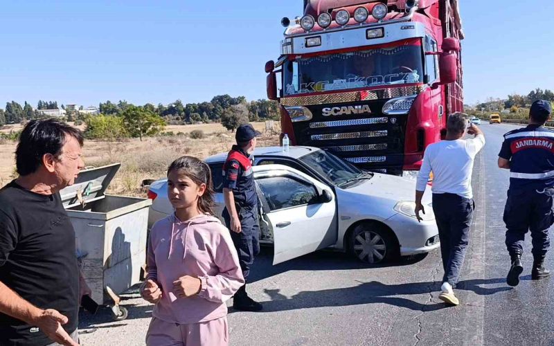 Kamyon önüne aldığı otomobili 500 metre sürükledi
