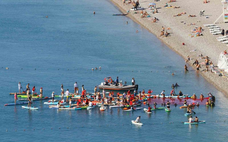 Antalya’da dalgıçlar denizde dev Türk bayrağı açtı
