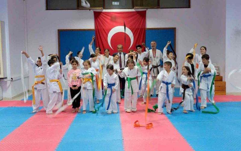 Kemer Belediye karate takımı kuşak atladı
