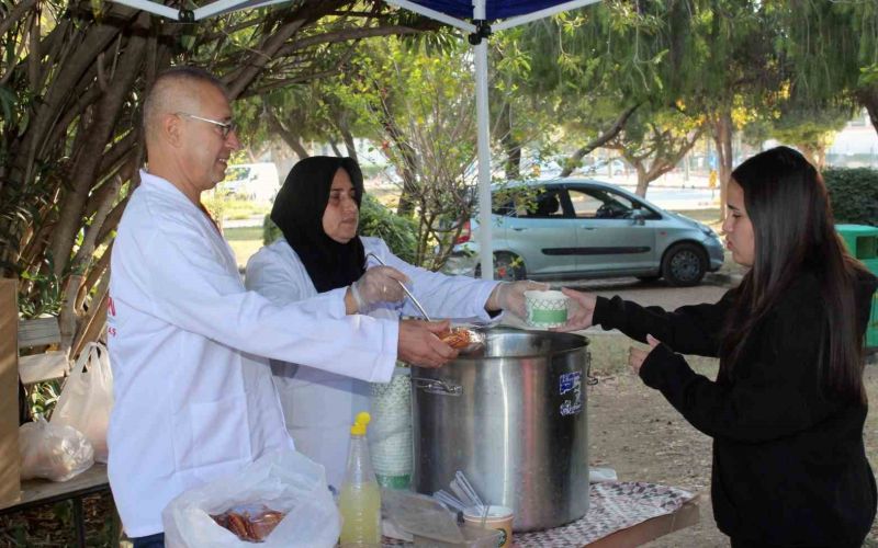 Kepez’den vize sınavına hazırlanan öğrencilere sıcak çorba
