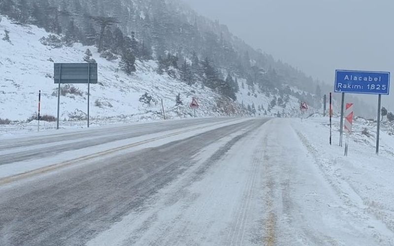 Antalya’da 1825 rakımlı Alacabel’e mevsimin ilk karı düştü
