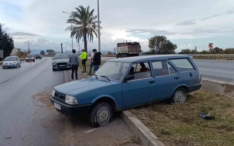 Seyir halindeyken lastiği patlayan Tofaş kanalı aşıp refüje uçtu
