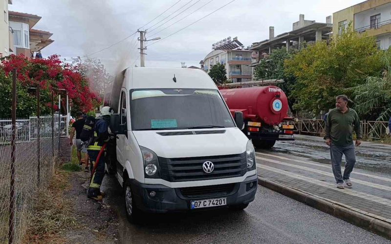 Park halindeki okul servisi yanarak kullanılamaz hale geldi
