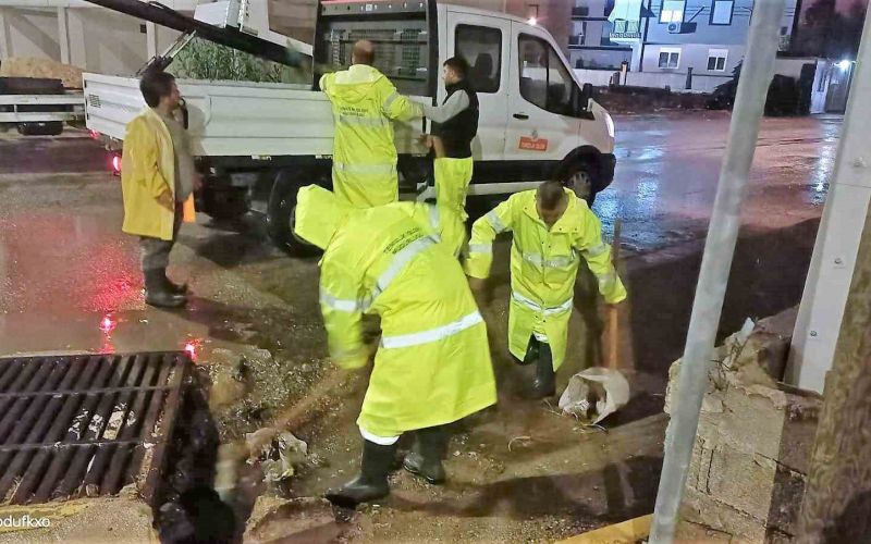 Kepez’den su taşkınına karşı gece mesaisi
