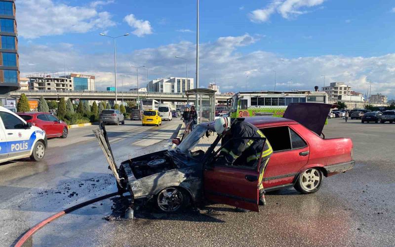 Otopark çıkışında alev alan otomobil kullanılamaz hale geldi
