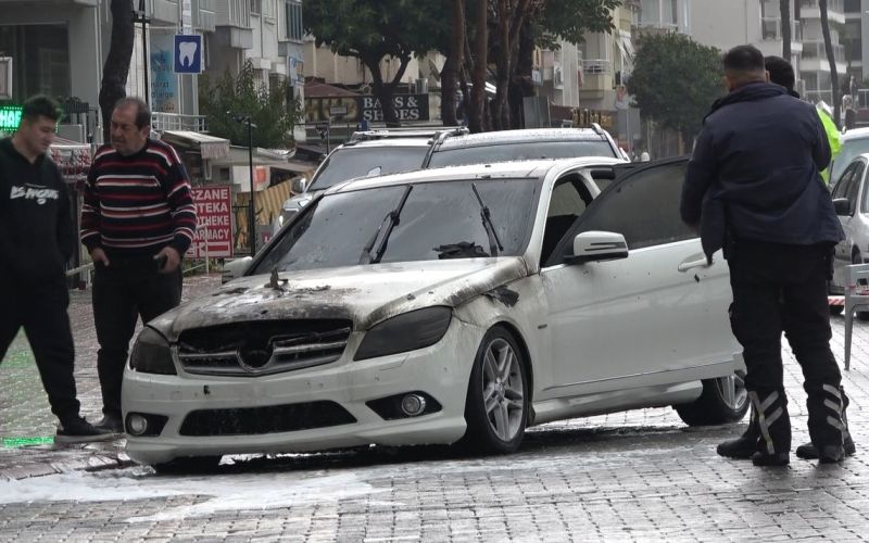 Alanya’da park halindeki lüks otomobil yandı
