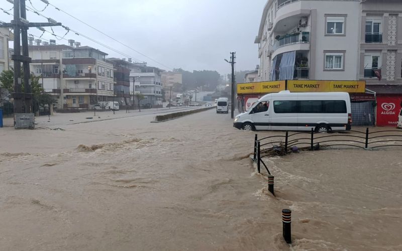 Antalya’da sağanak yağmur yollarda ve tarım arazilerinde su baskınlarına sebep oldu
