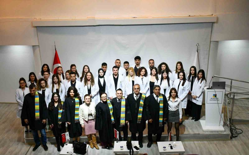 Fizyoterapi ve rehabilitasyon öğrencileri beyaz önlüklerini giydi
