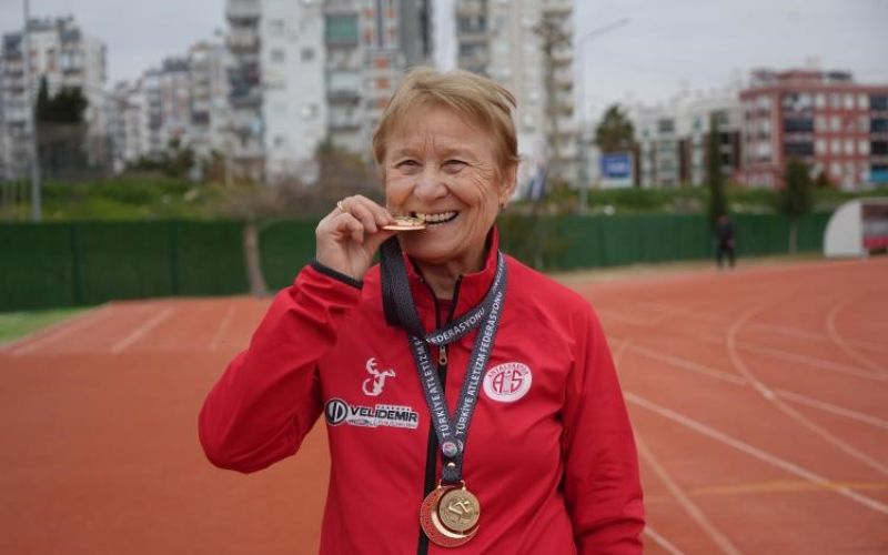 82 yaşındaki atlet, pistlerin tozunu atıyor
