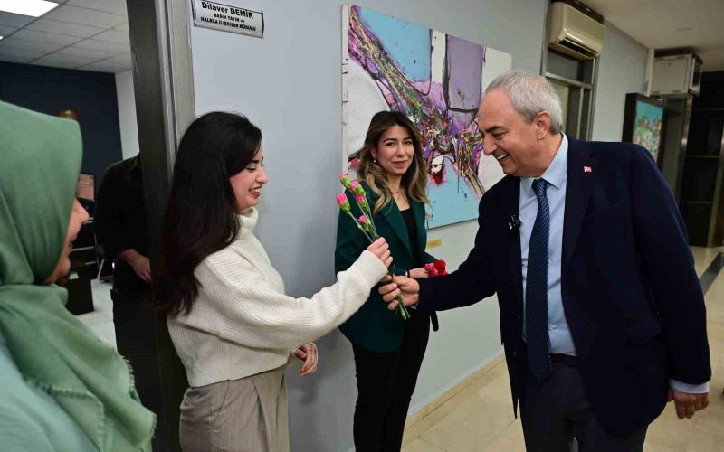 Kocagöz’den belediyenin emekçi kadınlarına karanfil
