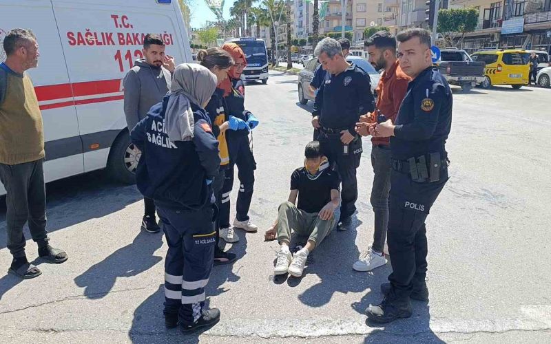 Yasağa rağmen ’U’ dönüşü yapan otomobile motosiklet çarptı: 2 yaralı
