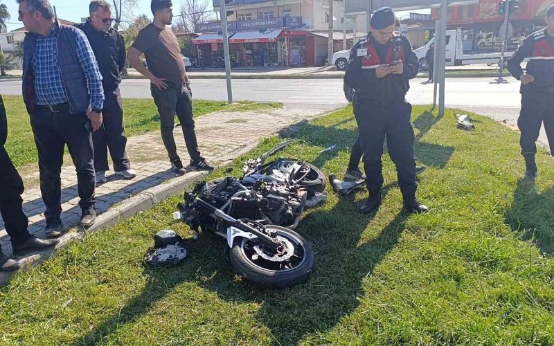 Kırmızı ışık ihlali yapan motosiklet kamyonetle çarpıştı: 1’i ağır, 2 yaralı
