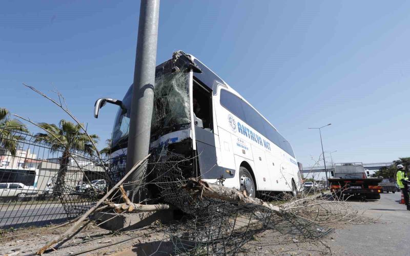Direksiyonu kilitlenen yolcu otobüsü direğe çaptı: 1 yaralı
