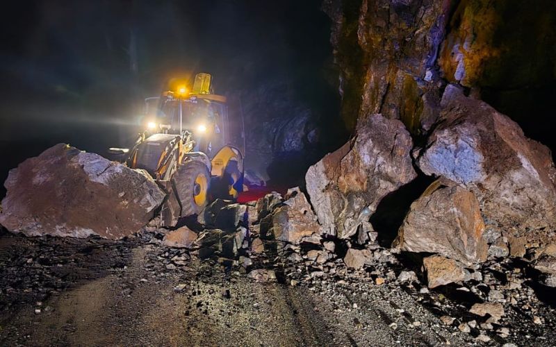 Alanya’da heyelan nedeniyle kapanan yol açıldı
