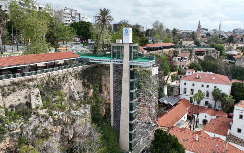 Antalya Yat Limanı’ndaki asansörde bakım onarım çalışması

