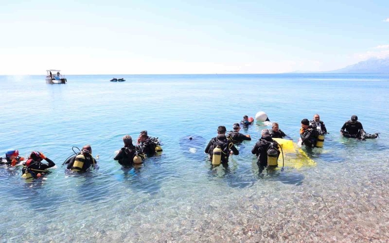Dalgıçlar Konyaaltı Sahili’nden 80 kilogram atık çıkardı
