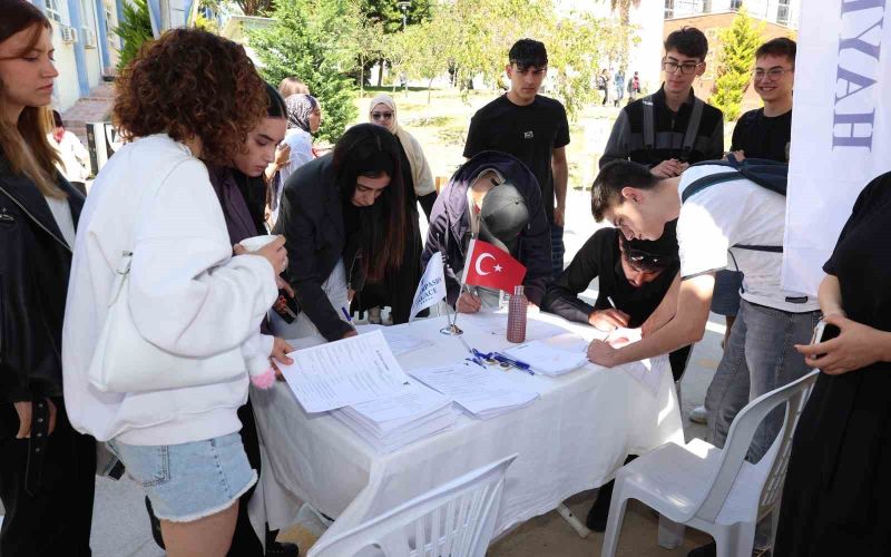 ALKÜ öğrencileri, kariyer fırsatında buluştu
