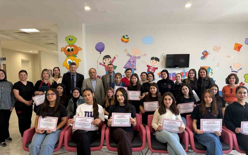 Döşemealtı Devlet Hastanesi’nde Çocuk Poliklinikleri sanatla renklendi

