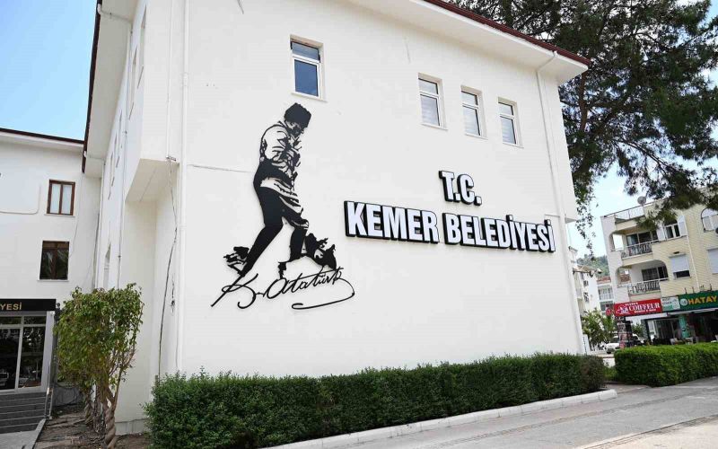 Atatürk’ün Kocatepe silüeti Kemer Belediye binasında
