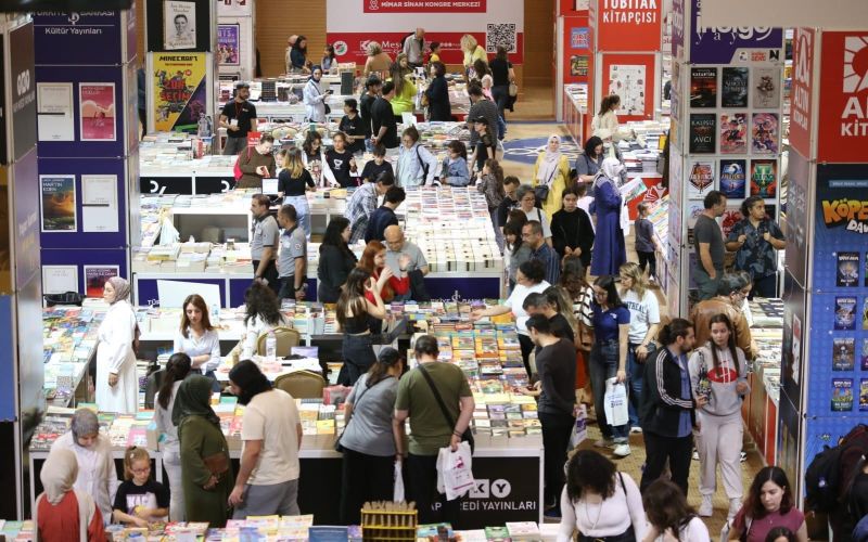 Kepez Kitap Fuarı’nın ikinci gününde yazarlar okurlarıyla buluştu
