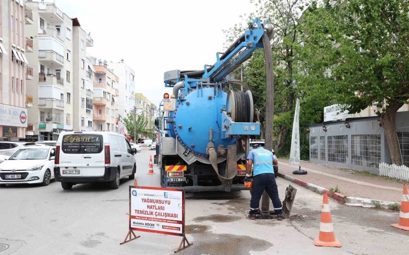 ASAT’ın ana arter ve bulvarlarda yağmur suyu hattı temizliği sürüyor
