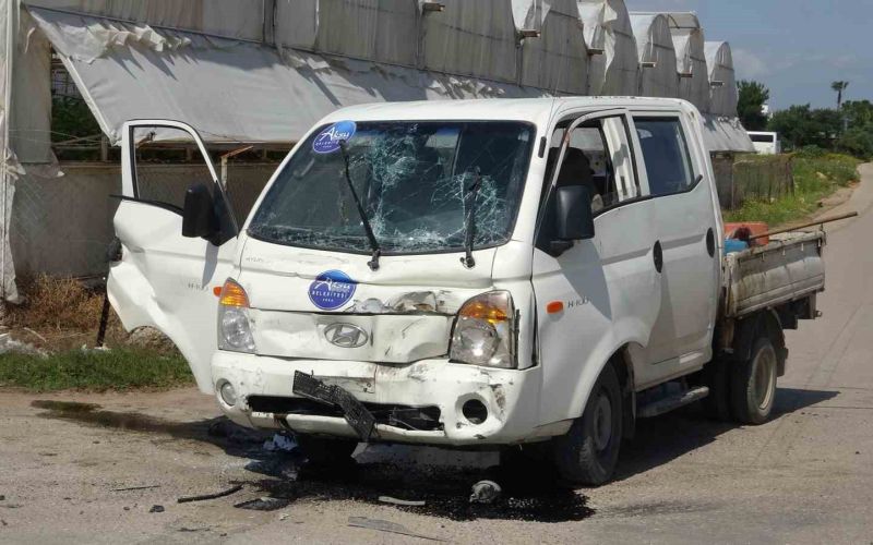 Kamyon ile hafif ticari araç çarpıştı: 2 yaralı
