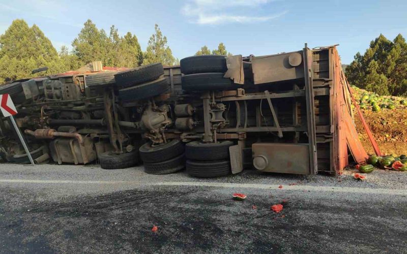 Antalya’da karpuz yüklü kamyon devrildi, tonlarca karpuz yol kenarına savruldu
