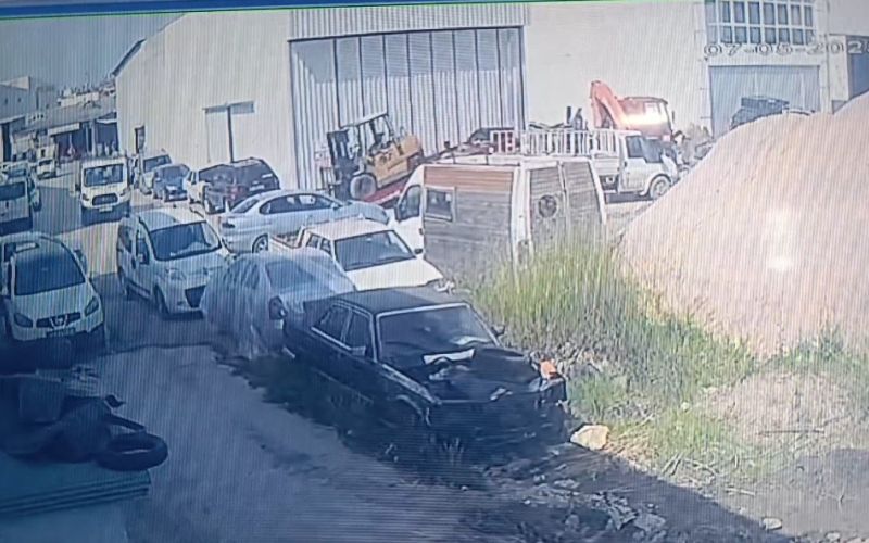 Kurtarıcıdan inerken halatı kopan forklift, park halindeki otomobile çarptı
