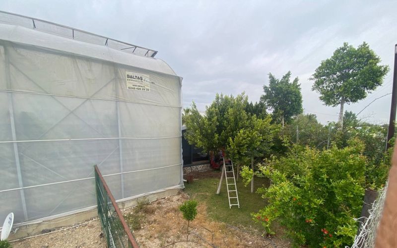 Serik’te kamyonet seraya daldı: 1 yaralı
