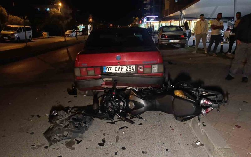 Motosikletli gençlerin ölümle burun buruna geldiği kaza kamerada
