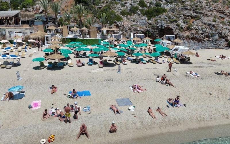 Alanya’da sıcak havayı fırsat bilen turistler Kleopatra Plajı’na akın etti
