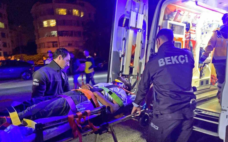 Köprüden beton zemine düştü, vinçle kurtarıldı
