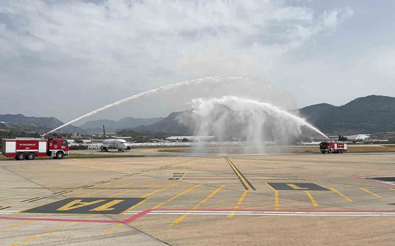 Danimarka’dan havalanan uçak; Gazipaşa’da su takı seremonisiyle karşılandı
