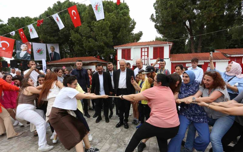 Kepez’de anneler yarıştı, çocuklar izledi

