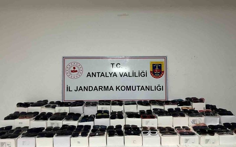 Aksu’da araçta bin 500 adet kaçak güneş gözlüğü çıktı
