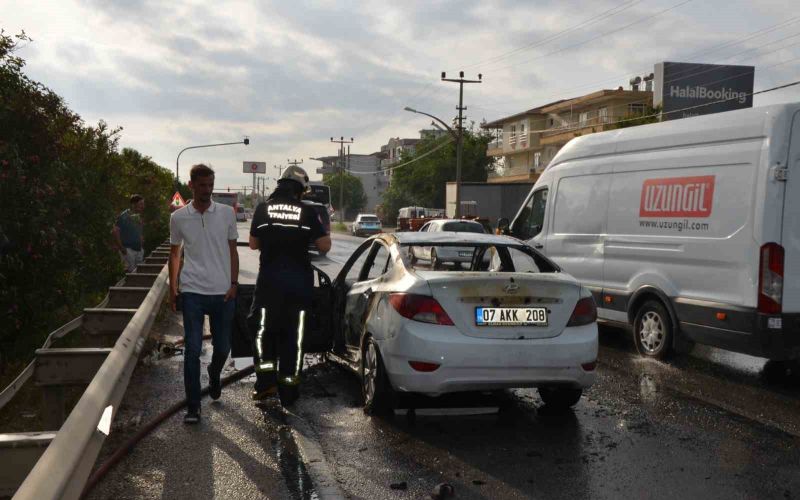 Serik’te seyir halindeki otomobil alev alev yandı