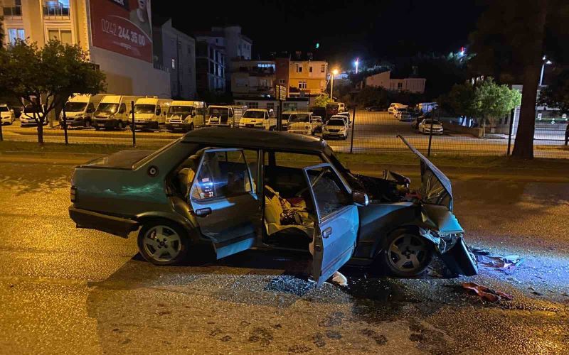 Tırla çarpışan Tofaş hurdaya döndü: 2 yaralı
