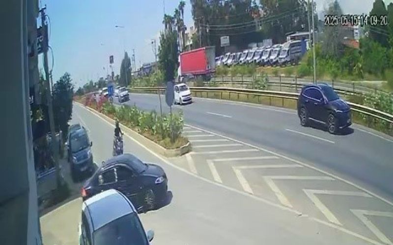 Otomobille çarpışan motosikletin sürücüsü metrelerce savruldu
