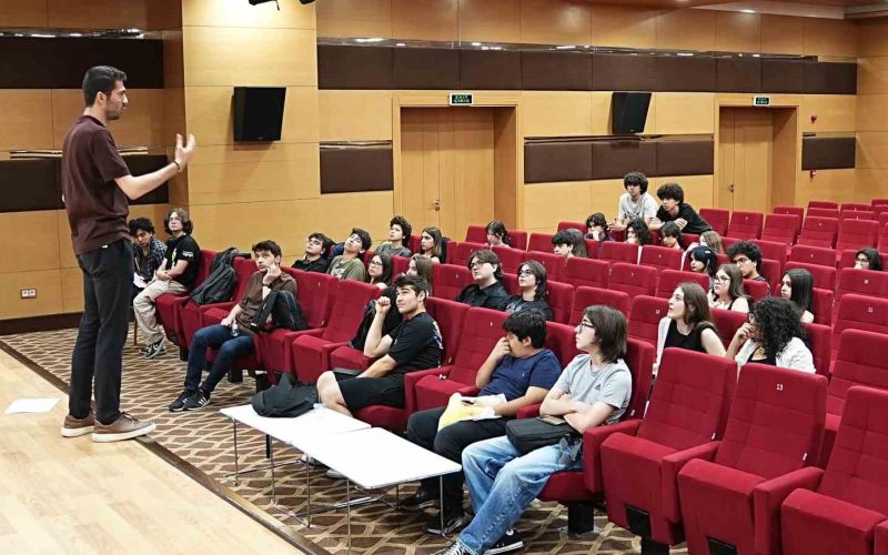 Kepez’de gençler münazara turnuvasında buluştu
