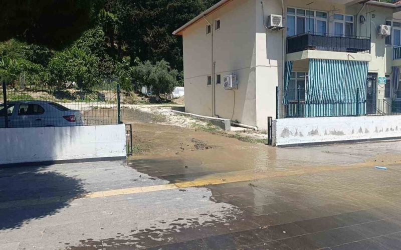 İçme suyu deposundaki aksaklık Manavgat’ta caddeyi göle çevirdi